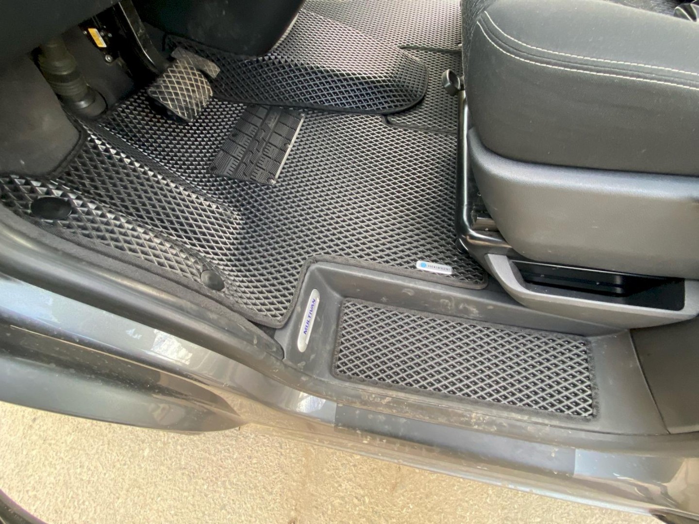 EVA автоковрики для Volkswagen T6 Multivan (7 мест) короткая база (для авто с ворсовым напольным покрытием) — 3__lZAhhzAE resized